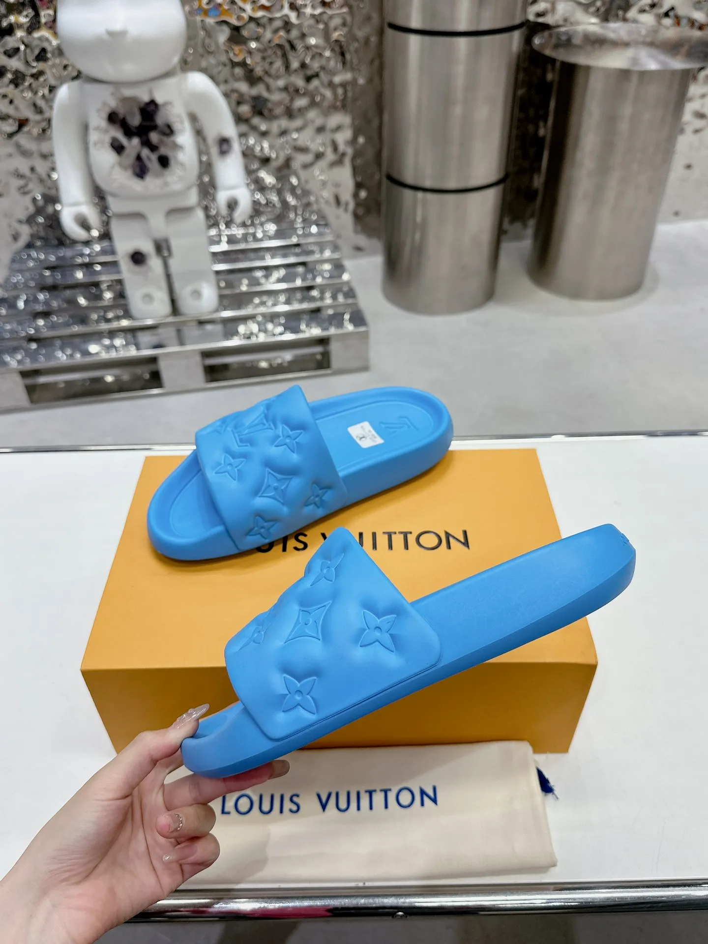 [L Home] P: 280💰 ▪️Shoe size: Women's 35-40 Men's 38-46▪️Packaging: Counter top quality~original packaging 𝟐𝟎𝟐5 Louis Vuitton counter's new embossed slippers, lv monogram embossed slippers, Waterfront sandals are back with a new look, and the upper buckle is embossed with lv's iconic Monogram pattern. Made of waterproof rubber with a comfortable and resilient insole. The lightweight, flexible outsole is embossed with the Louis Vuitton logo. ▪️Fabric: Original molded rubber foam surface ▪️Technology: embossed logo ▪️Sole: Original molded rubber foam outsole ▪️Sole thickness: 3CM.